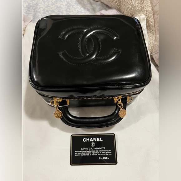 CHANEL Vintage
PATENT LEATHER SATCHEL - Picture 4 of 12